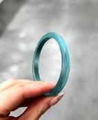 Bracelet petit jonc bleu givré