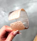 Bracelet manchette transparent et beige
