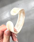 Bracelet manchette acétate écru