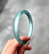 Bracelet petit jonc bleu givré