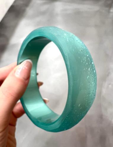 Bracelet jonc bleu givré