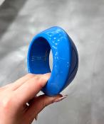 Bracelet jonc bleu asymétrique 