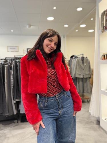 Manteau court rouge fausse fourrure CARILU GOAGOA 