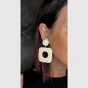 Boucles Oreilles donut beige carré