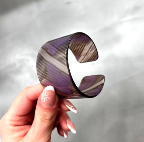 Bracelet manchette violette