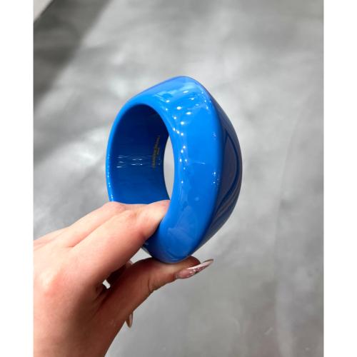 Bracelet jonc bleu asymétrique 