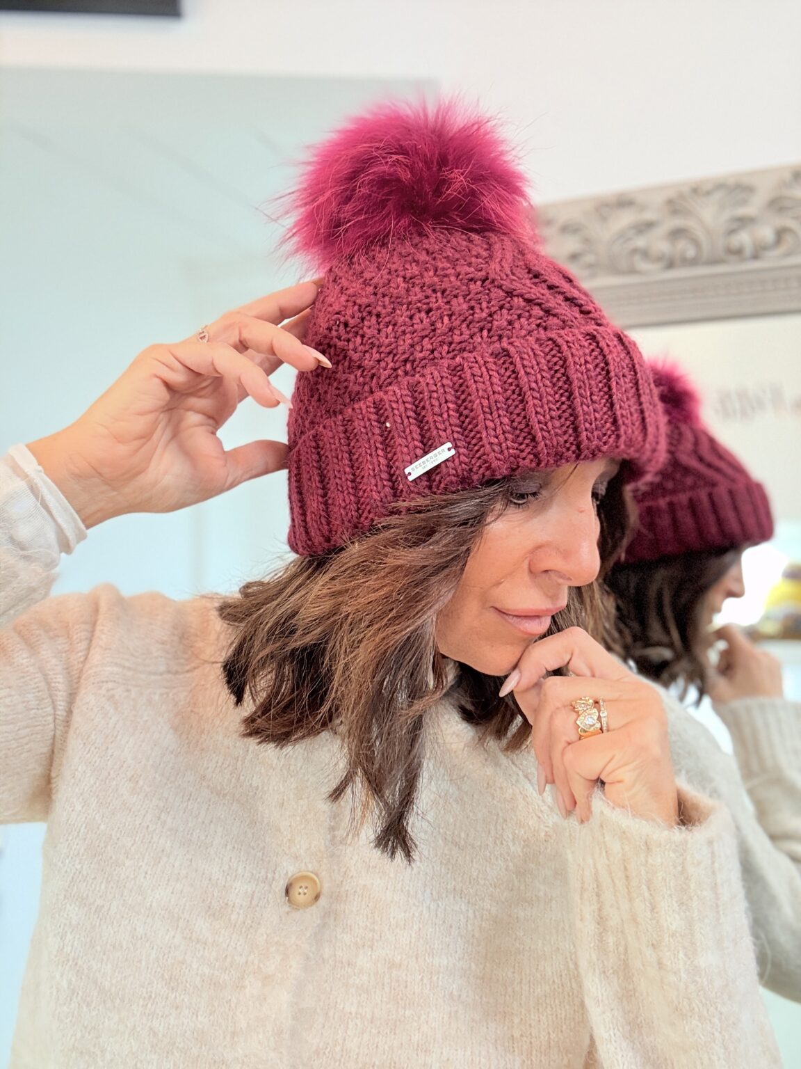 bonnet pompon tricoté bordeaux