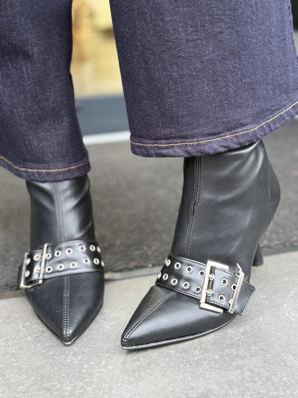 bottines à talon aiguille avec bride cloutée