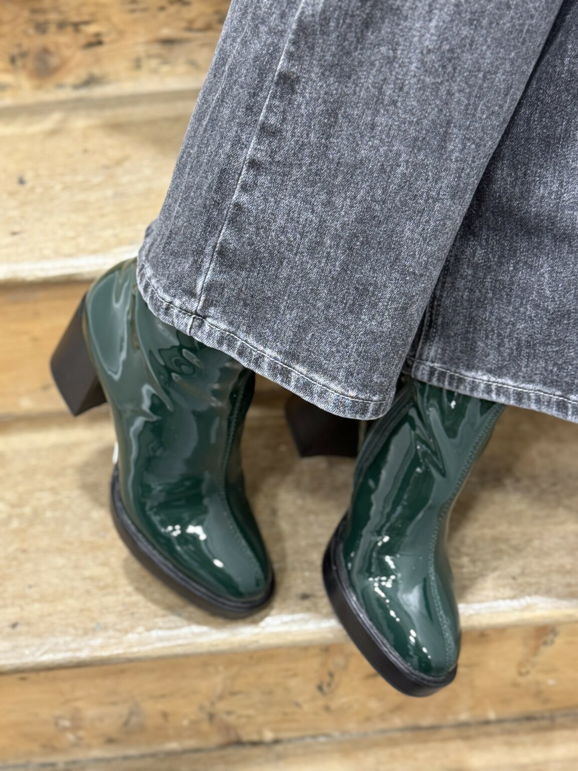 bottines en vinyl vert foncé à plateforme et talon bloc