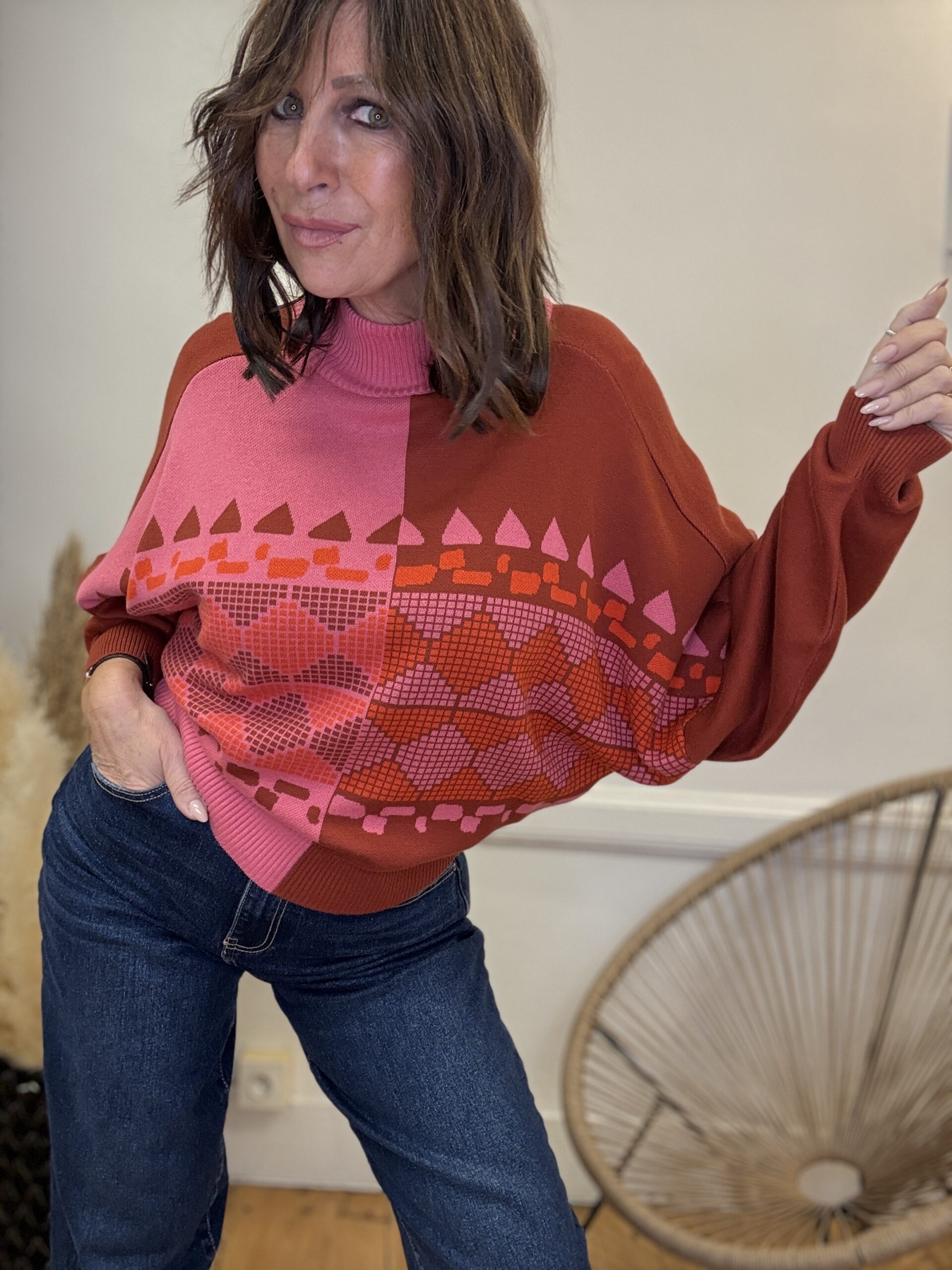 pull graphique rose et terracotta