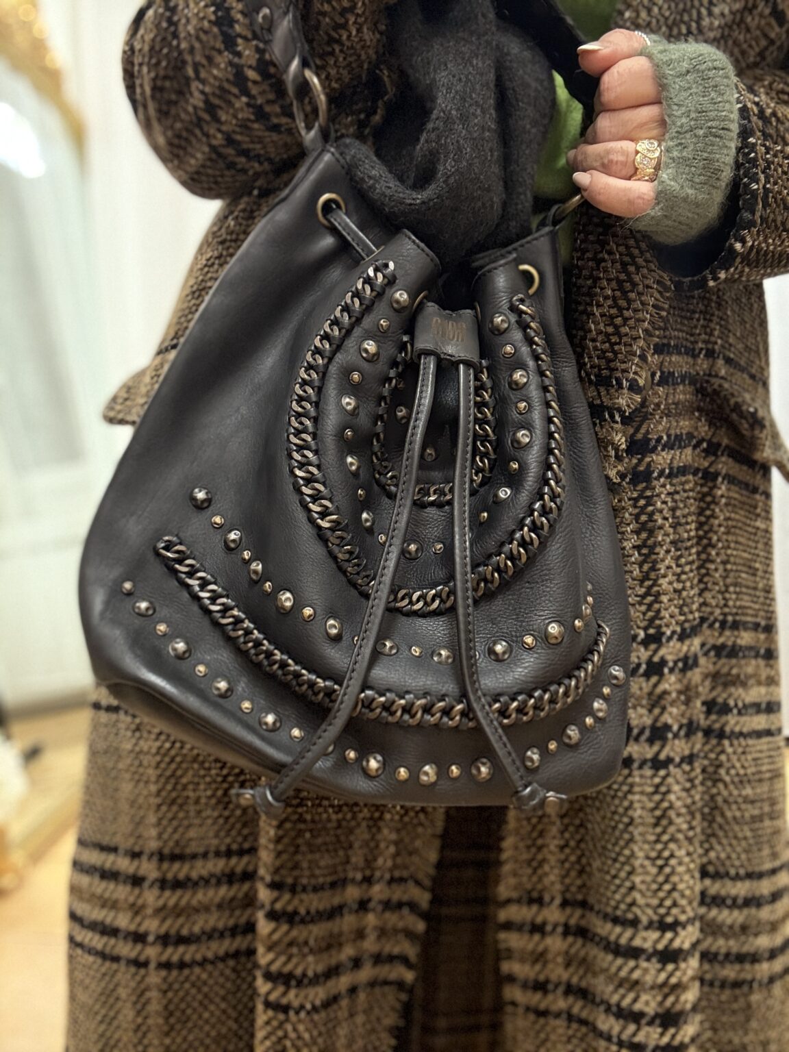 sac bandoulière en cuir clous et chaînes