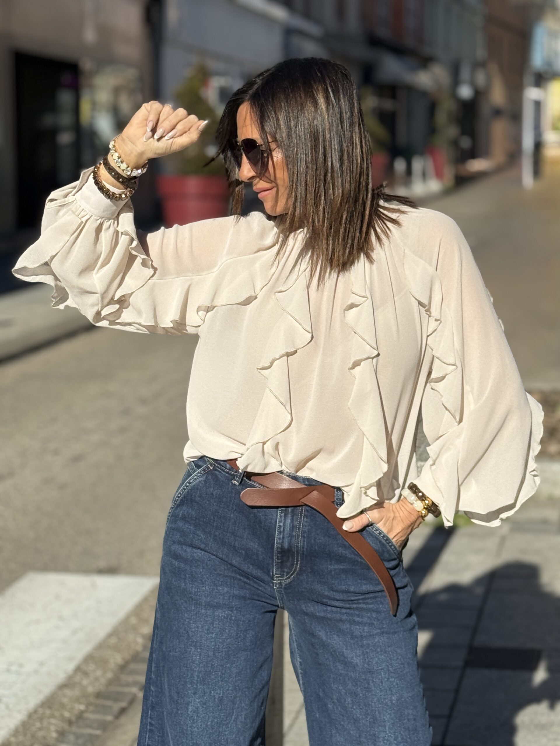 blouse beige à volant