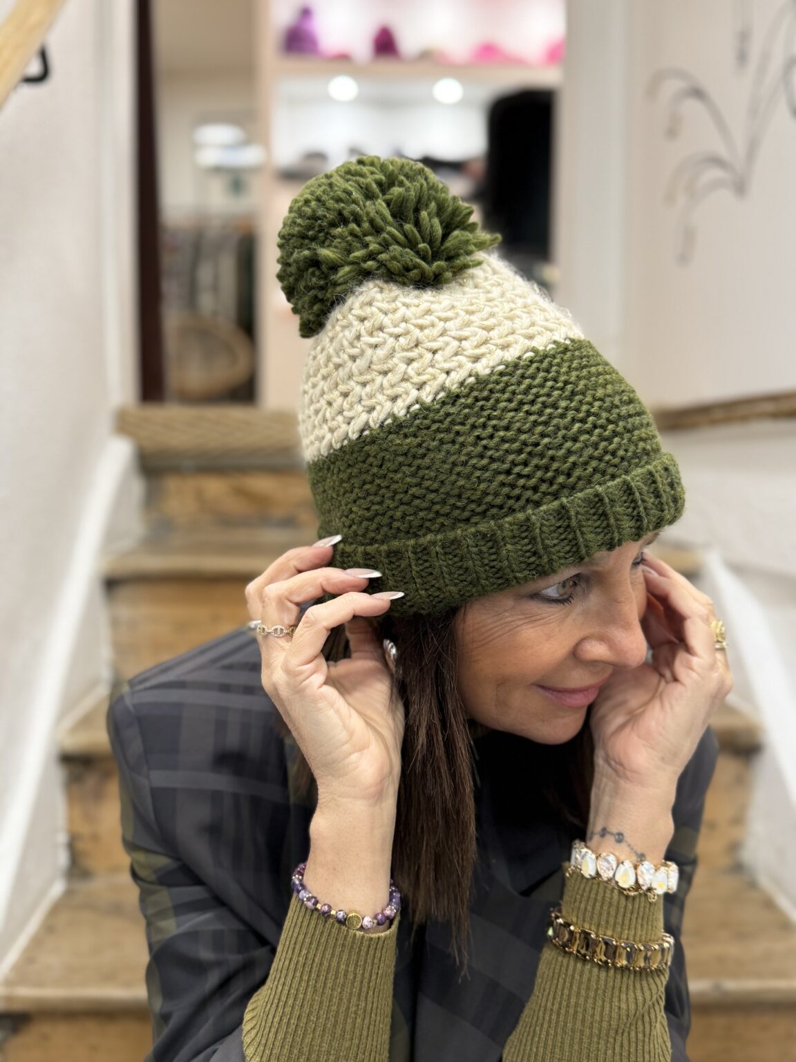 bonnet kaki et beige avec pompom