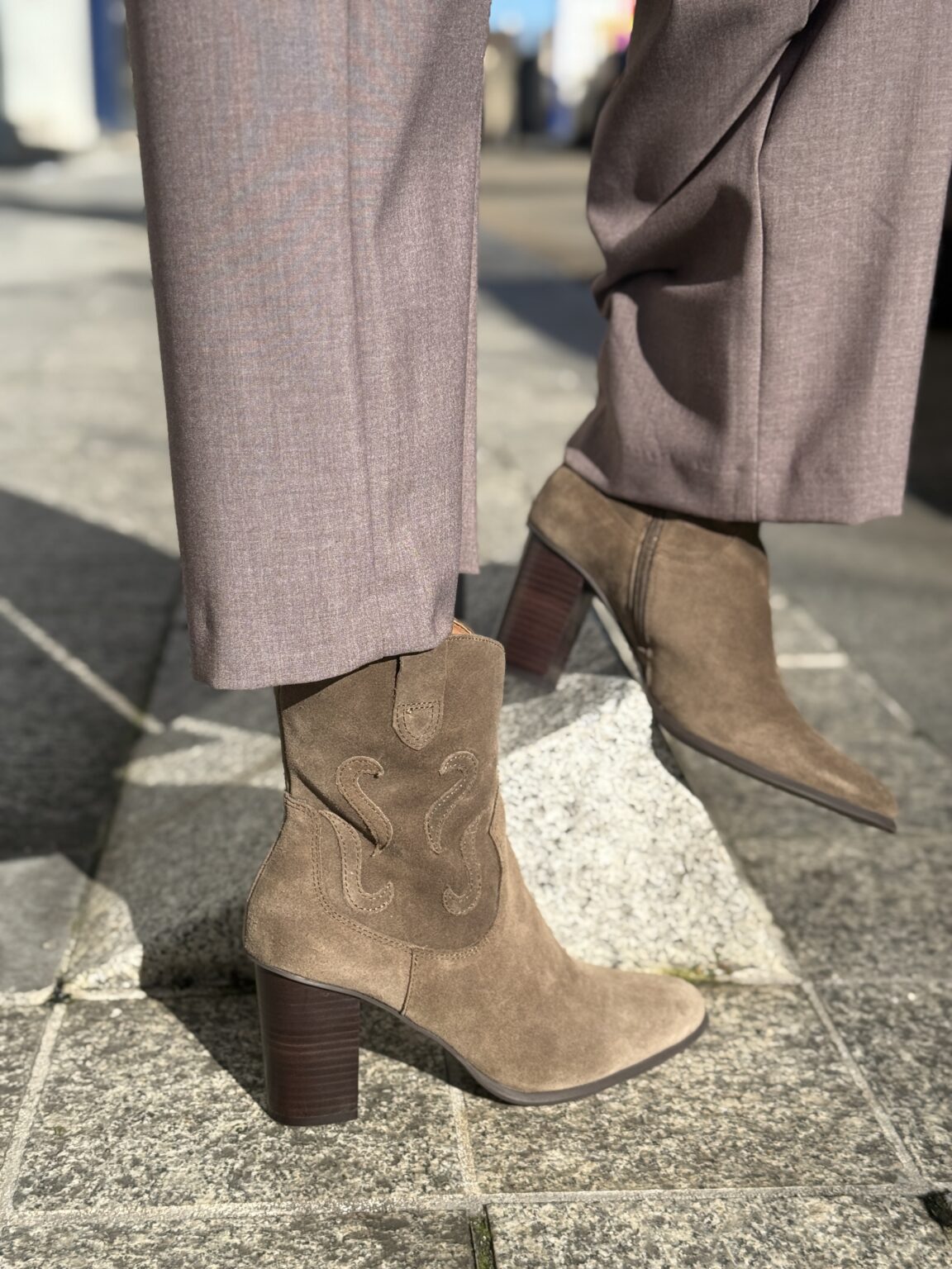 bottes santiags en cuir suédé taupe