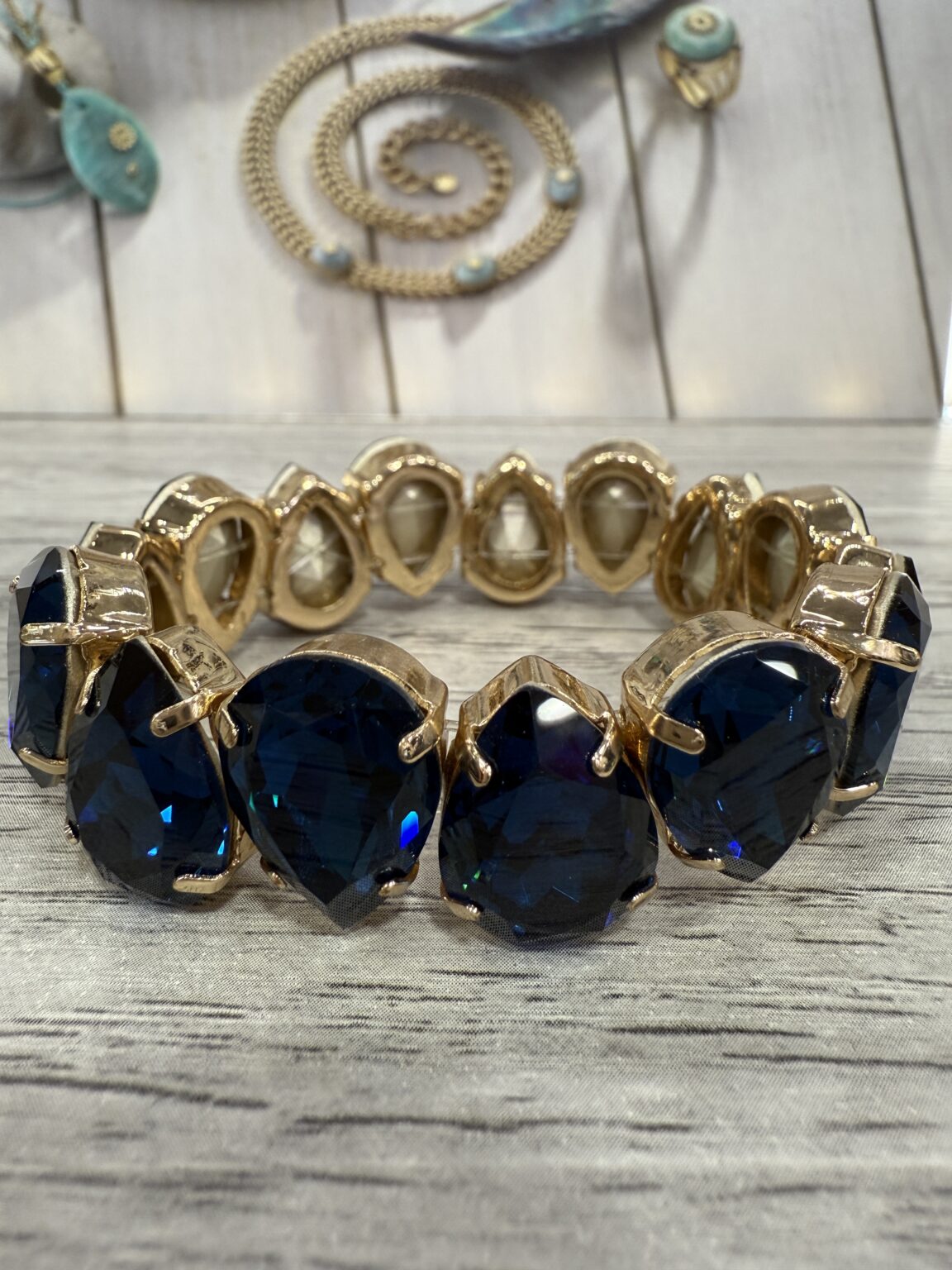 bracelet forme goutte en cristal bleu marine