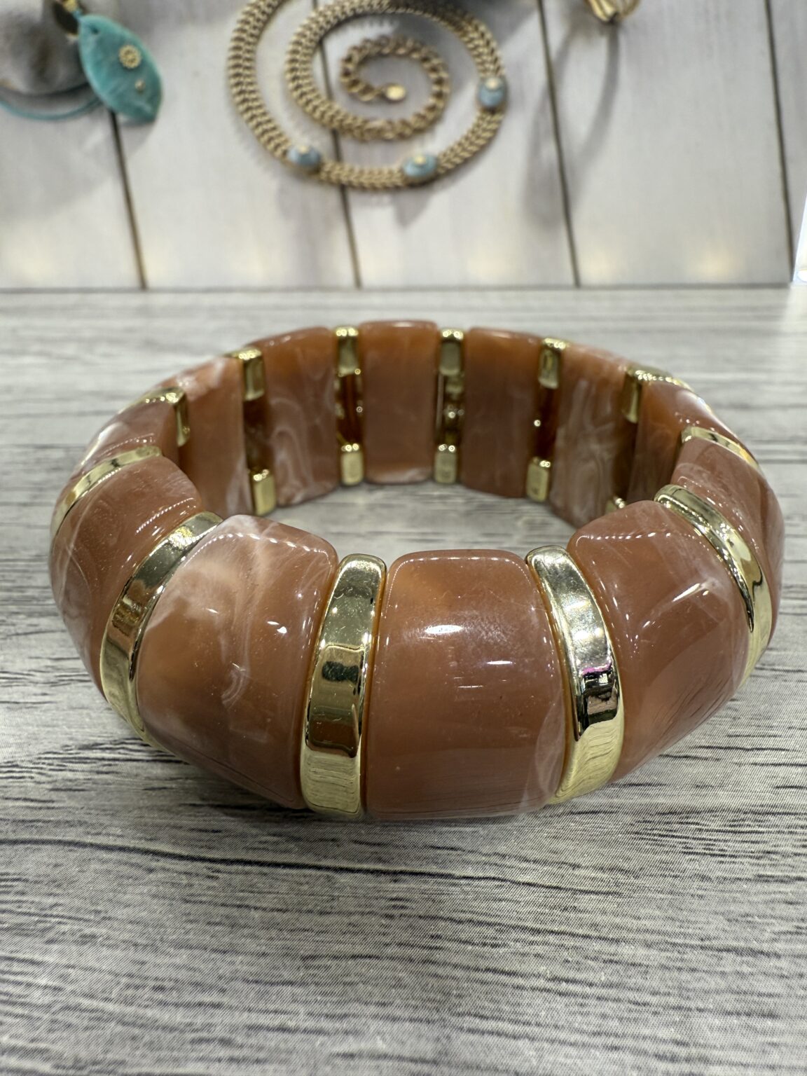 bracelet manchette acrylique nude et doré