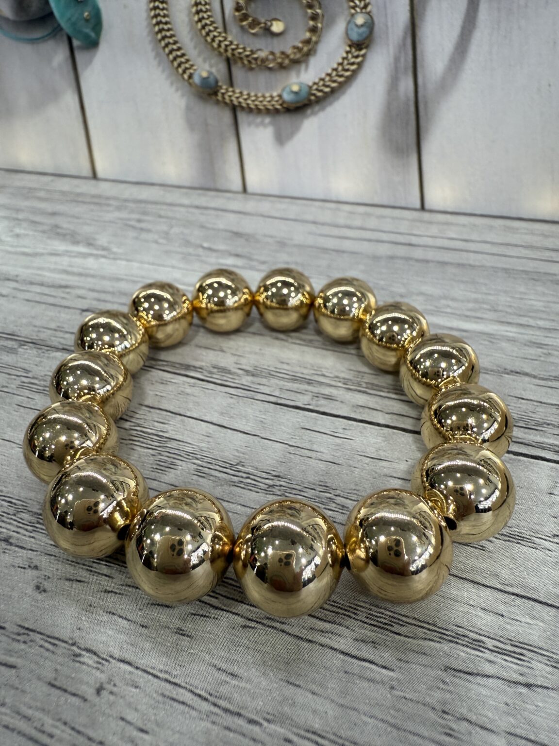 bracelet perles en résine doré