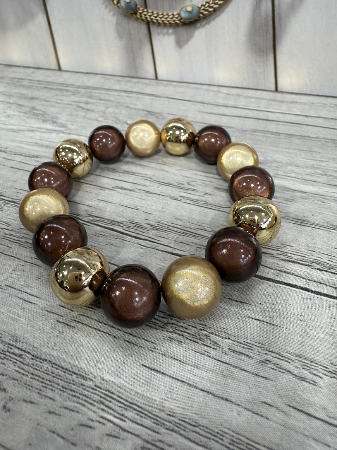 bracelet perles en résine marron beige doré