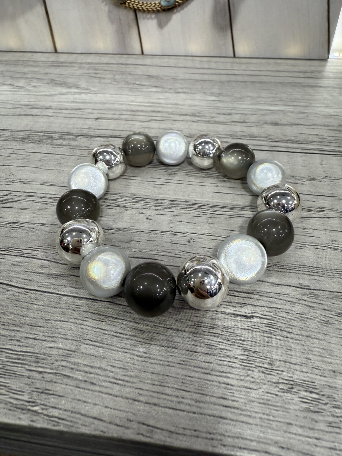 bracelet perles en résine gris taupe (copie)