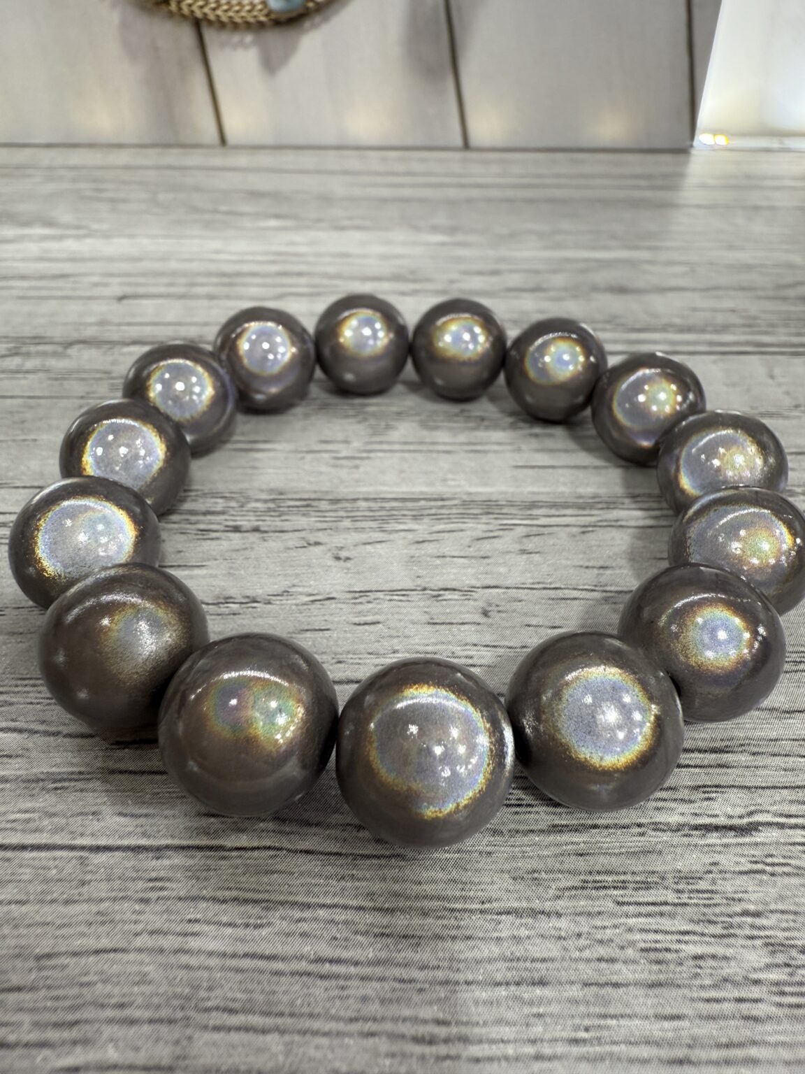 bracelet perles en résine gris taupe