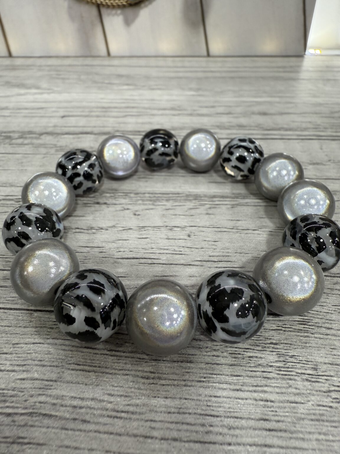 bracelet perles en résine gris zèbre