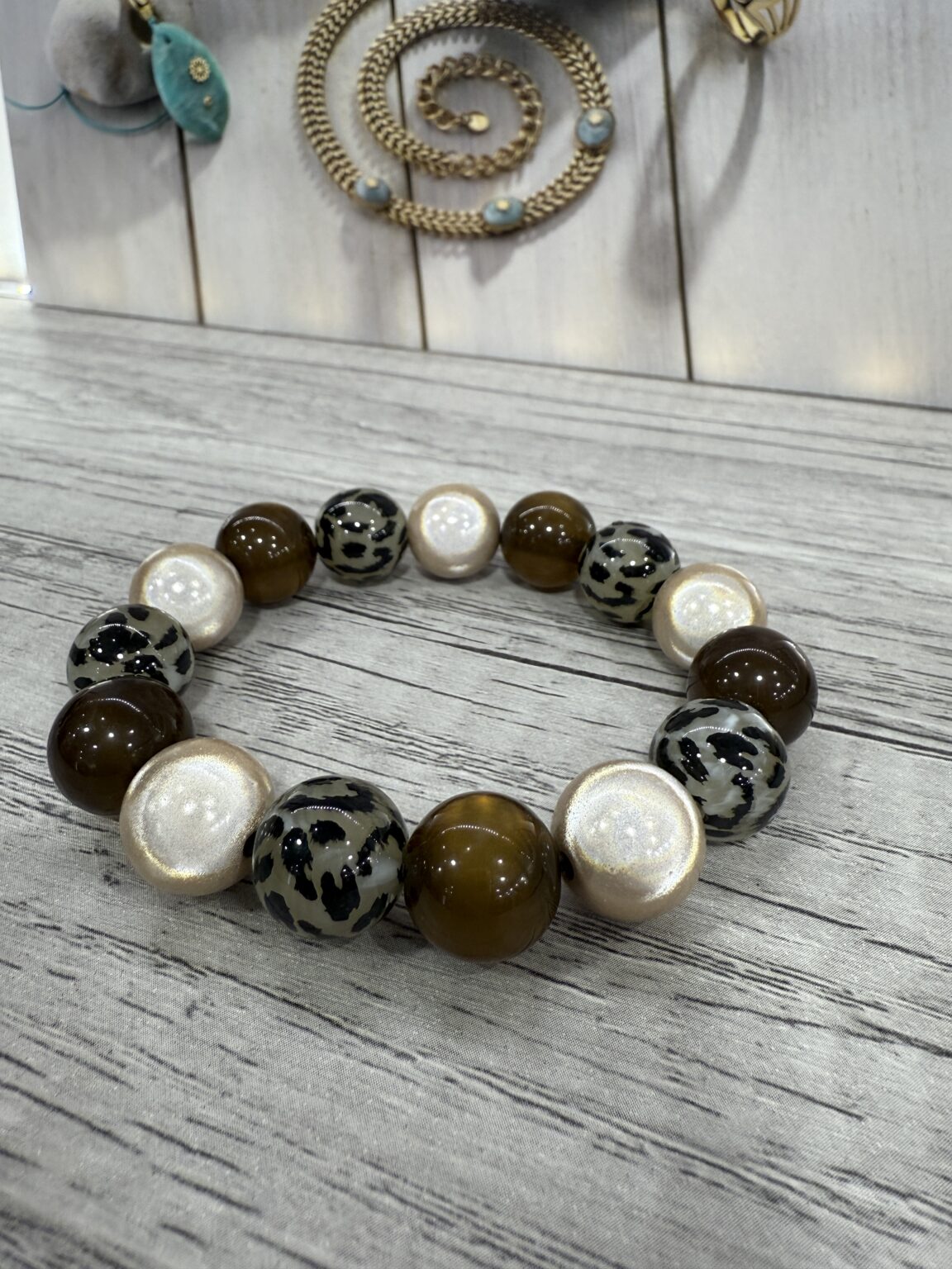 bracelet perles en résine marron beige léopard