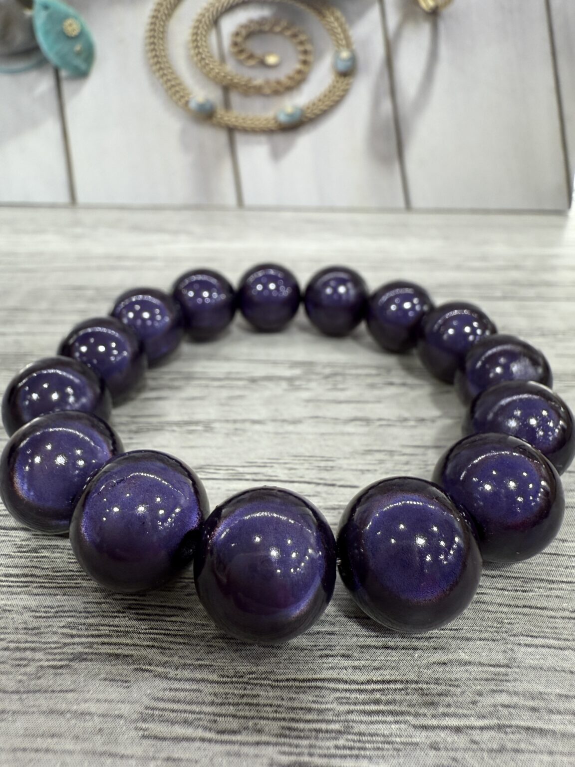 bracelet perles en résine violet foncé