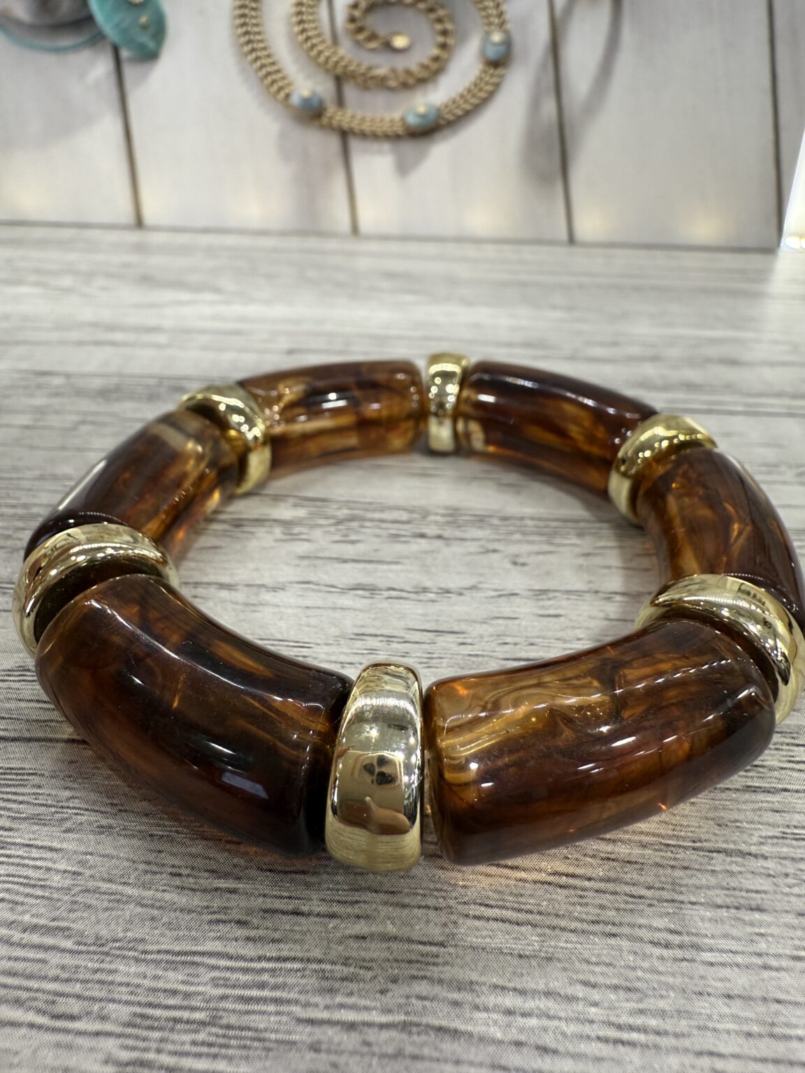 bracelet tube acrylique ambre et doré