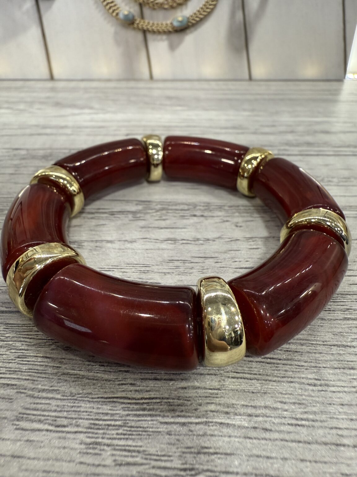 bracelet tube acrylique bordeaux marbré et doré