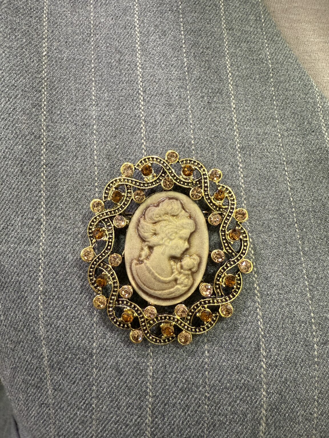 broche camée vintage doré & cristaux ambrés