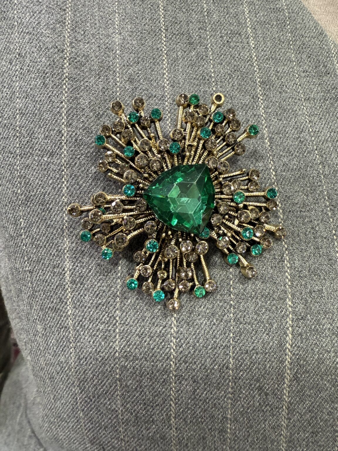 broche éclat impérial cristal vert émeraude et strass scintillants