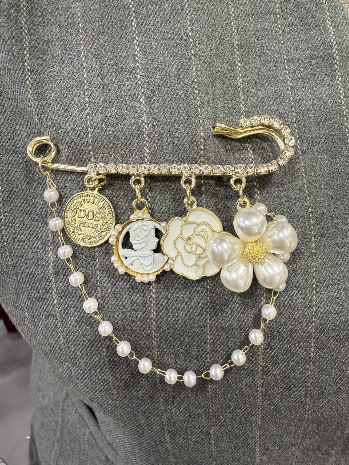 broche chaîne & charms couture doré, perles & email noir et blanc