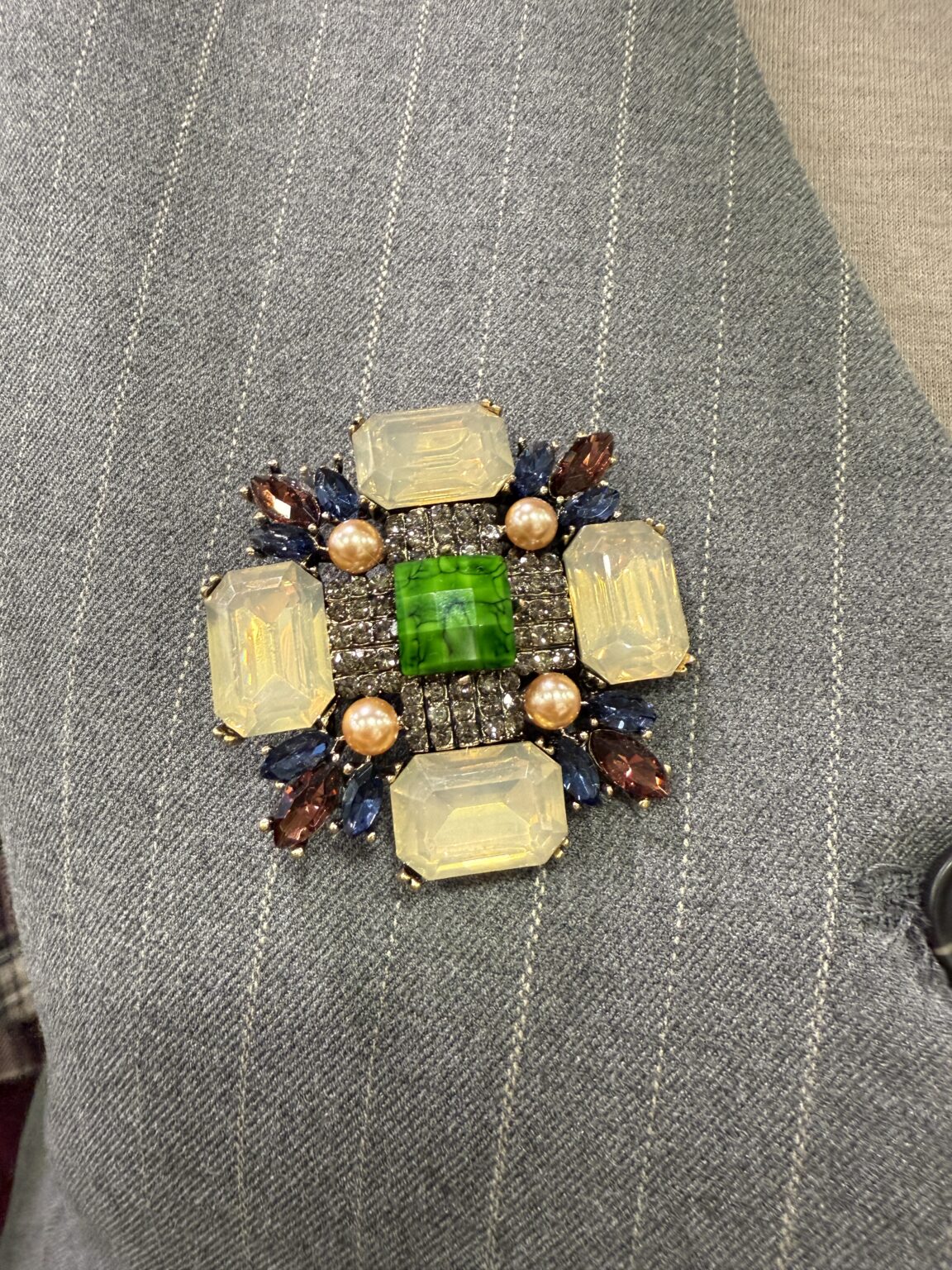 broche prestige multigemme centre vert émeraude