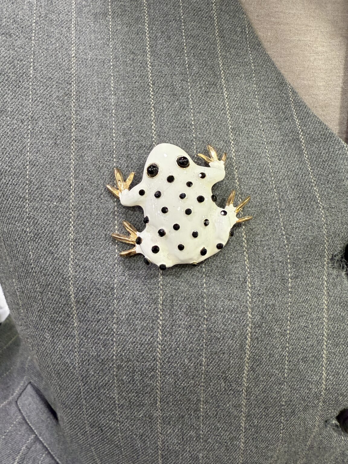 broche grenouille émail blanc & détails dorés