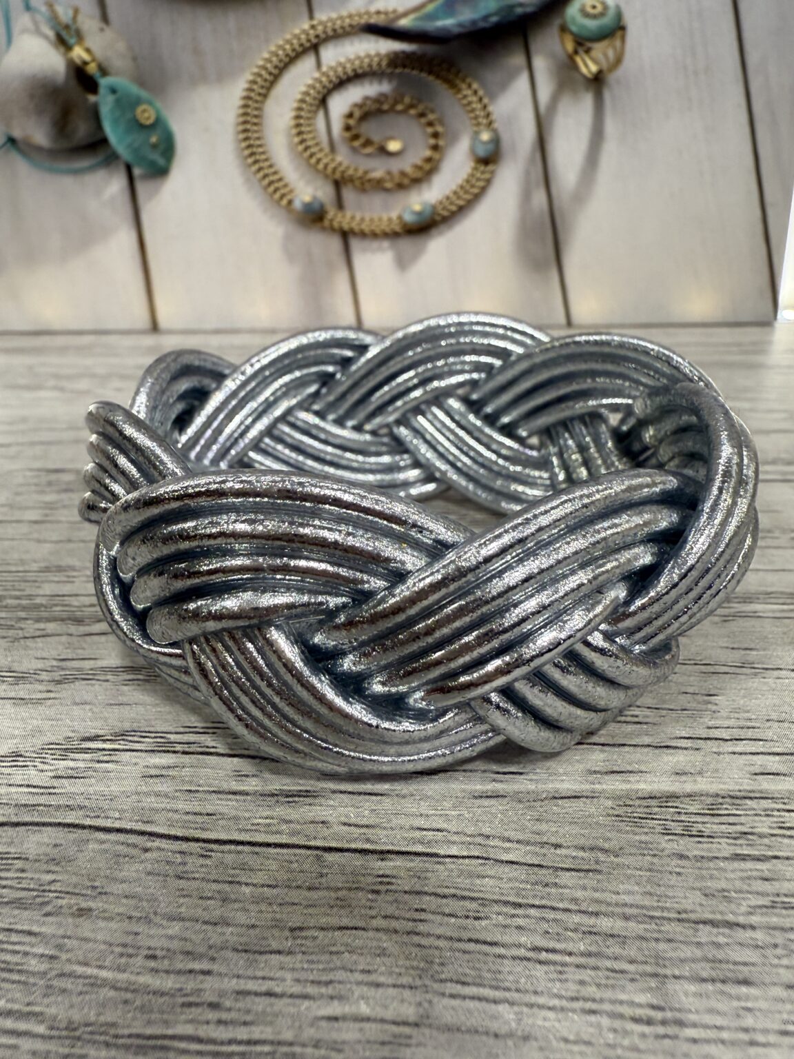 bracelet jonc bouddhiste tressé doré