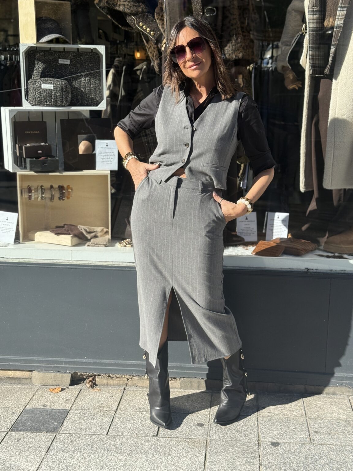 jupe midi à fine rayure gris