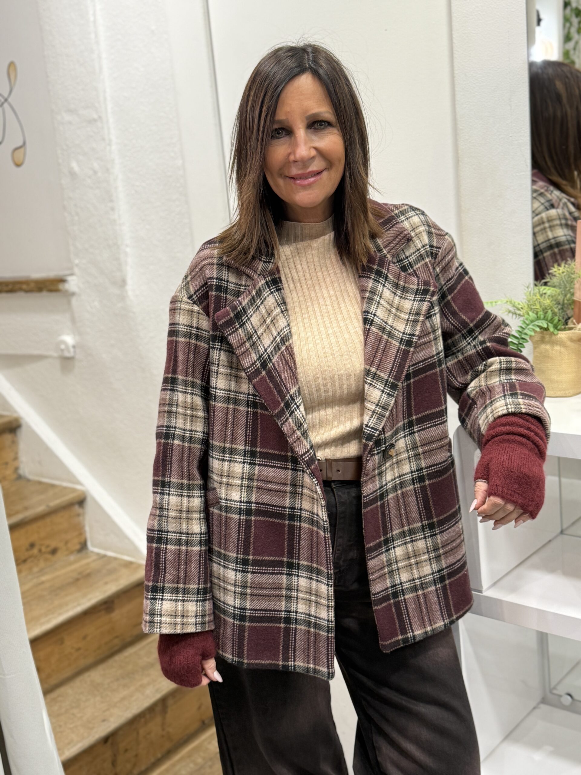 manteau court à carreaux bordeaux