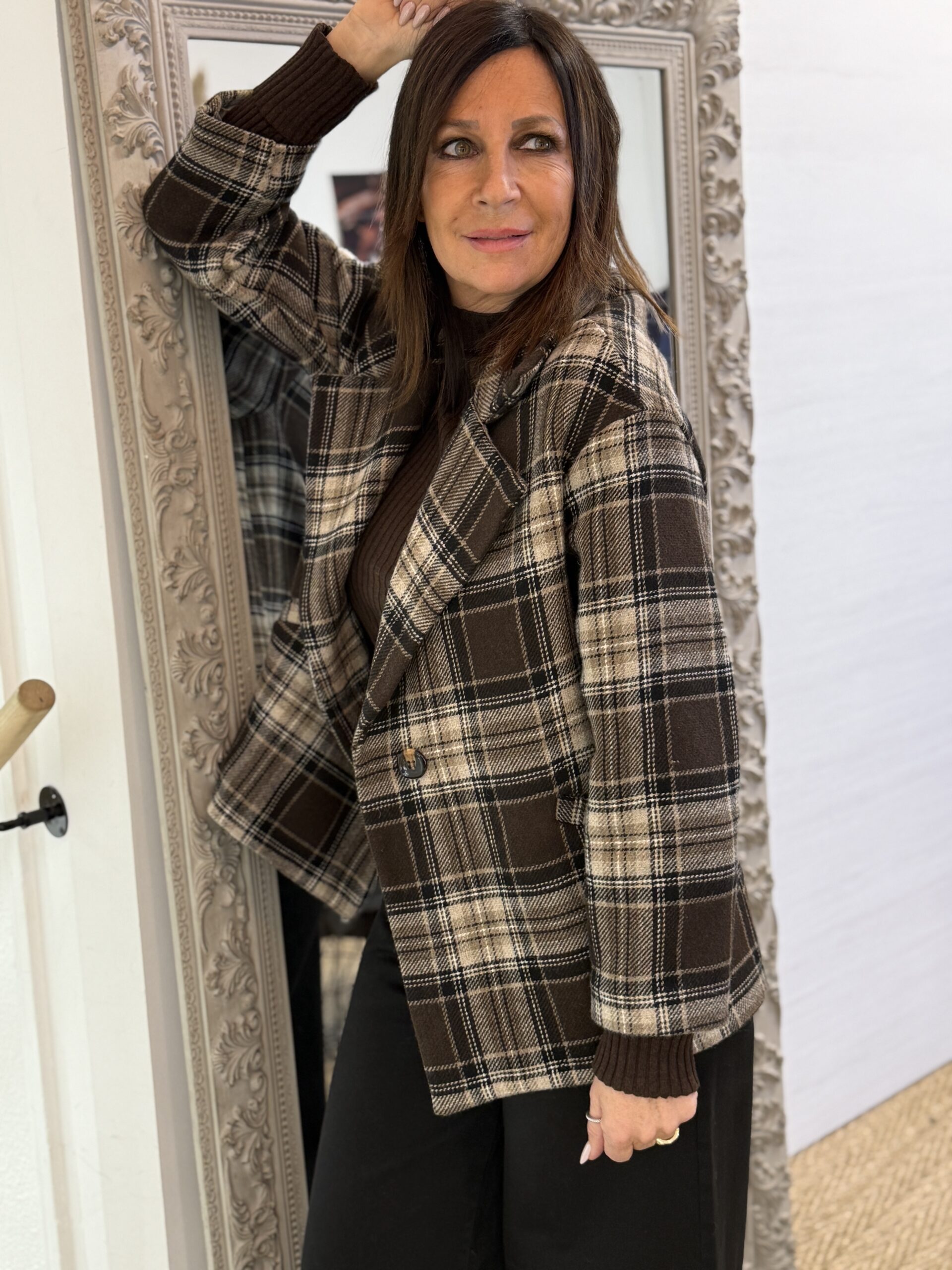 manteau court à carreaux marron