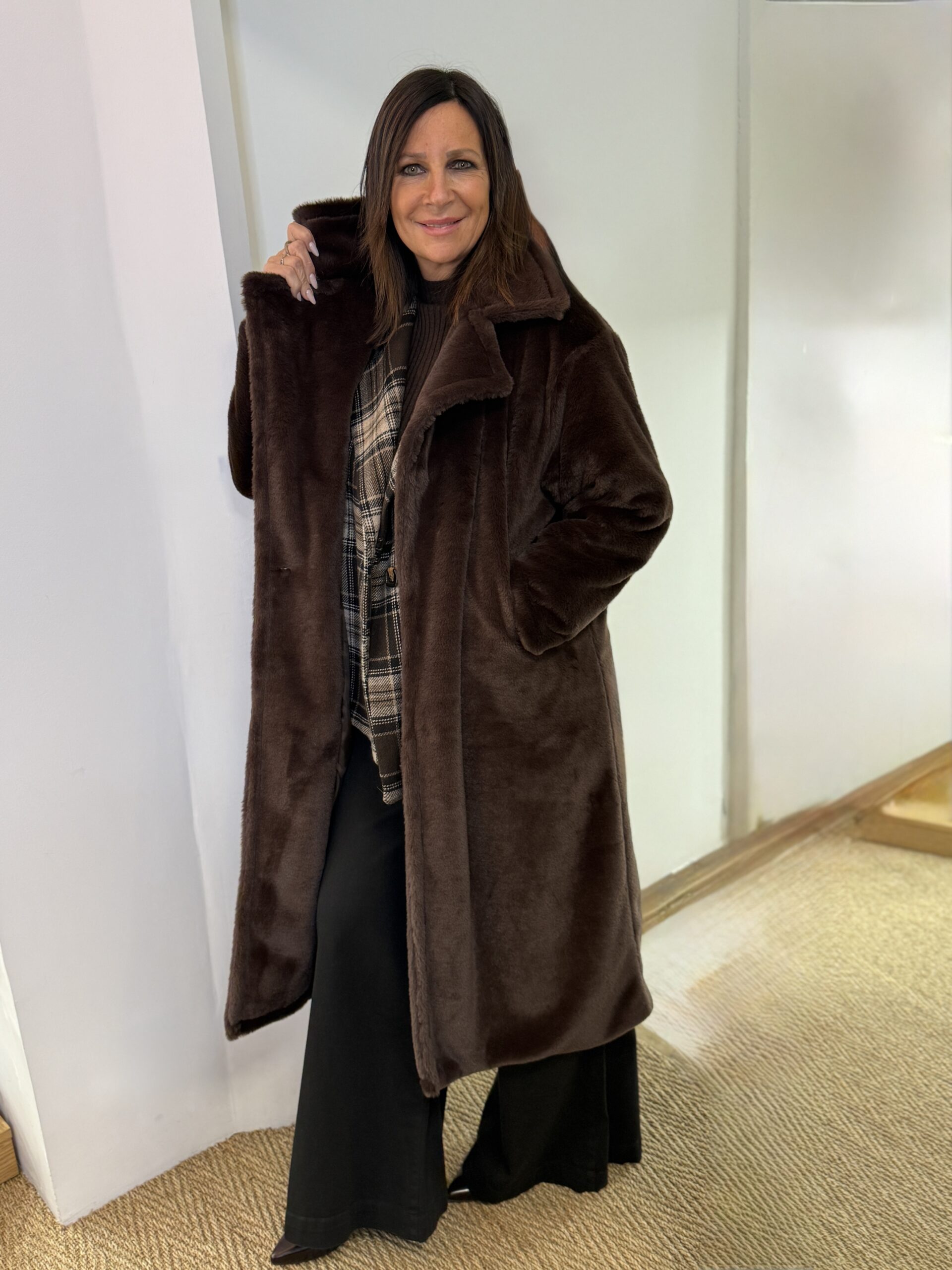 manteau long en fausse fourrure marron