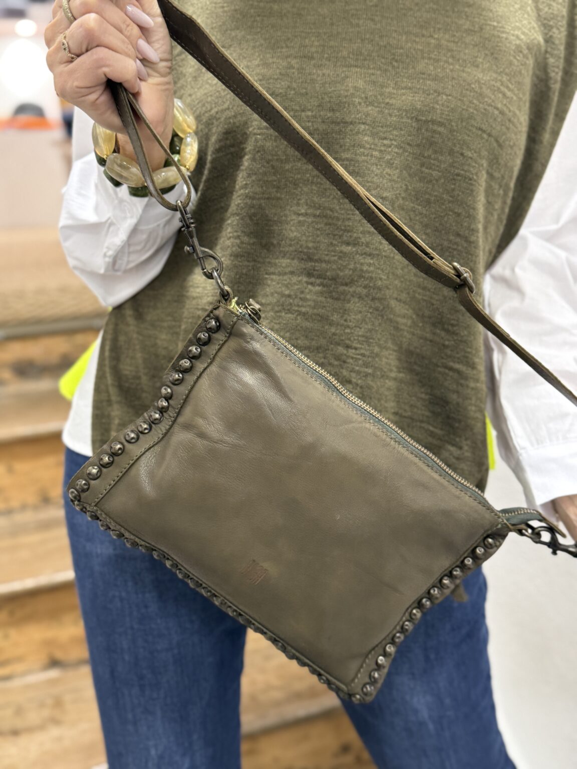 sac bandoulière cloutée en cuir kaki