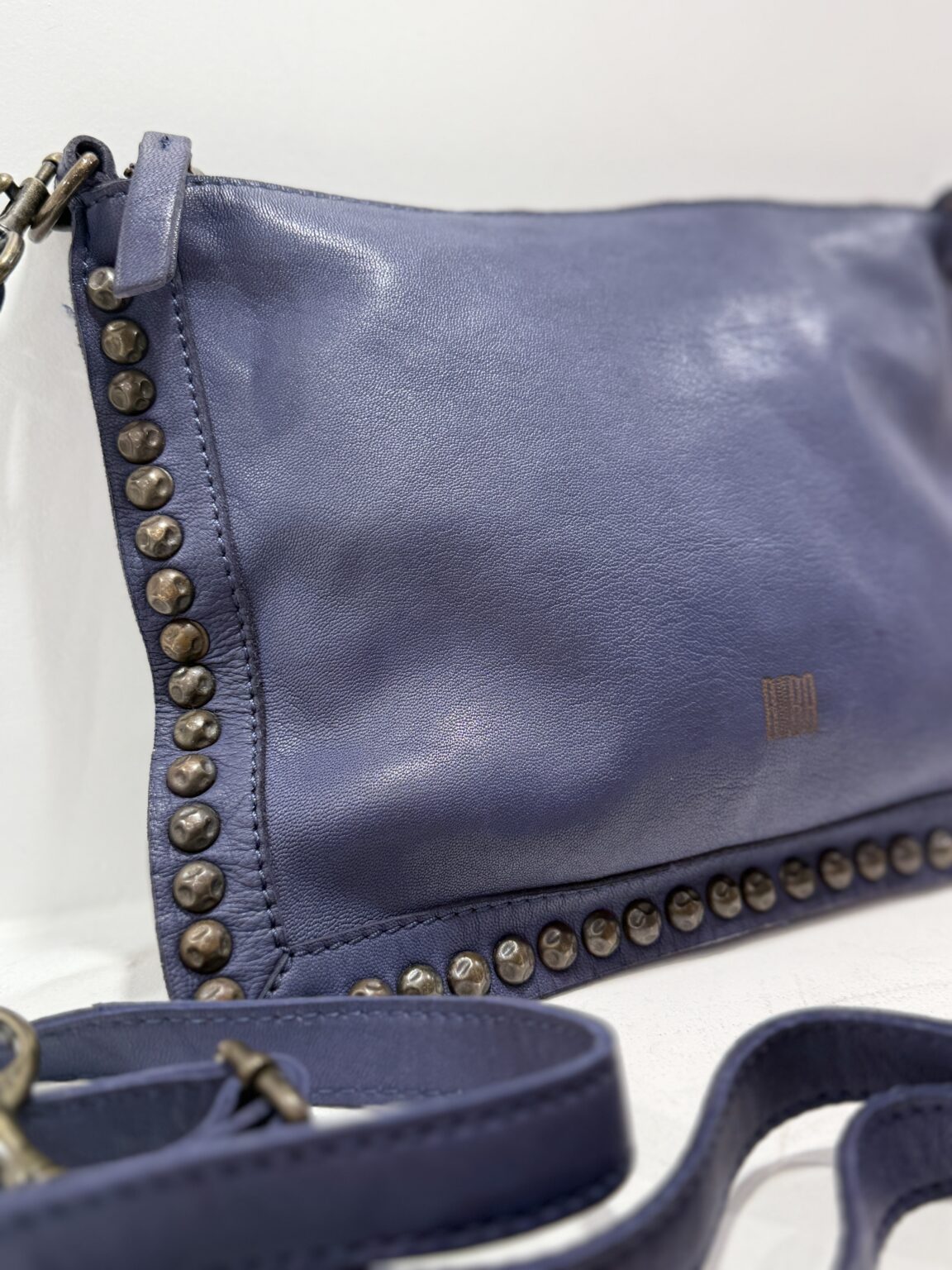 sac bandoulière cloutée en cuir violet