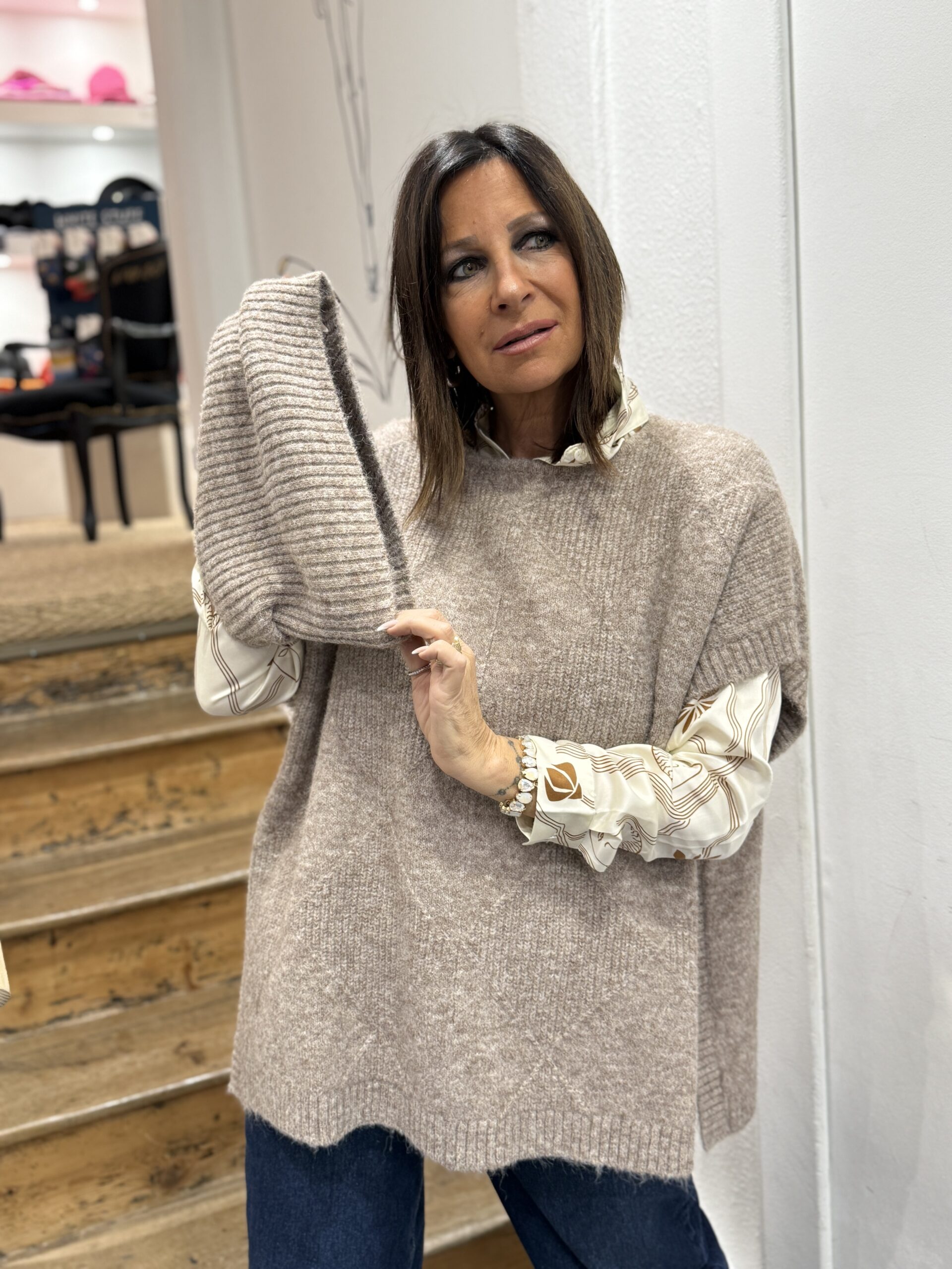 pull cape sans manches taupe