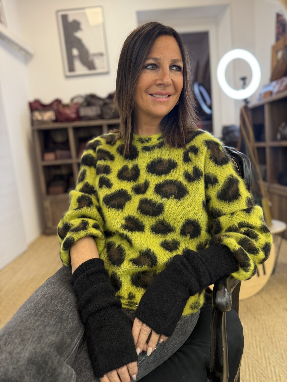 pull à motif léopard jaune fluo