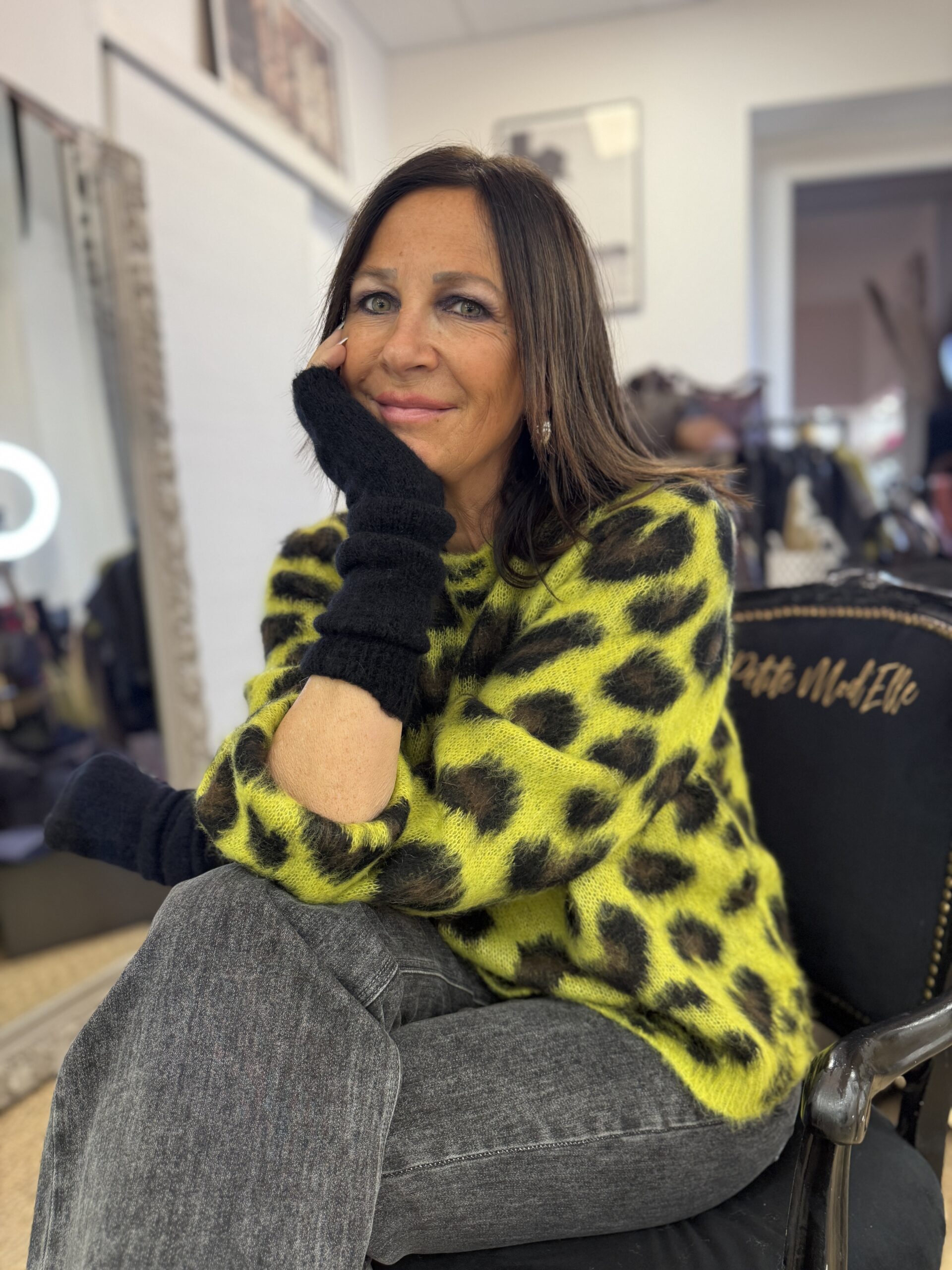 pull à motif léopard jaune fluo