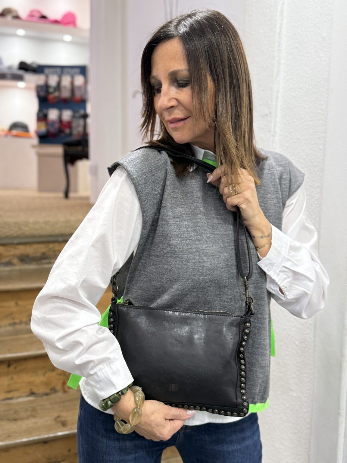 sac bandoulière cloutée en cuir noir