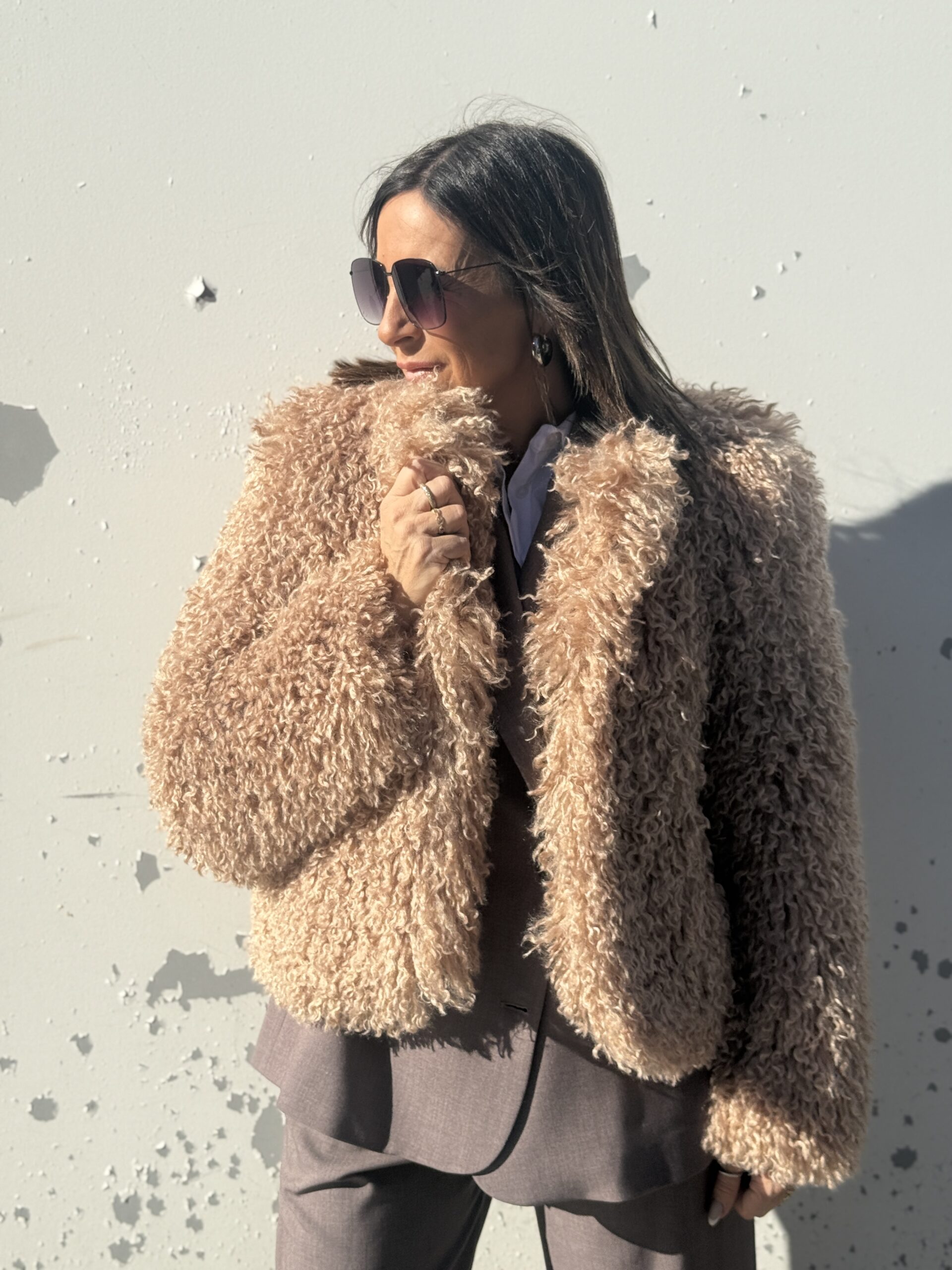 veste en fausse fourrure bouclette nude