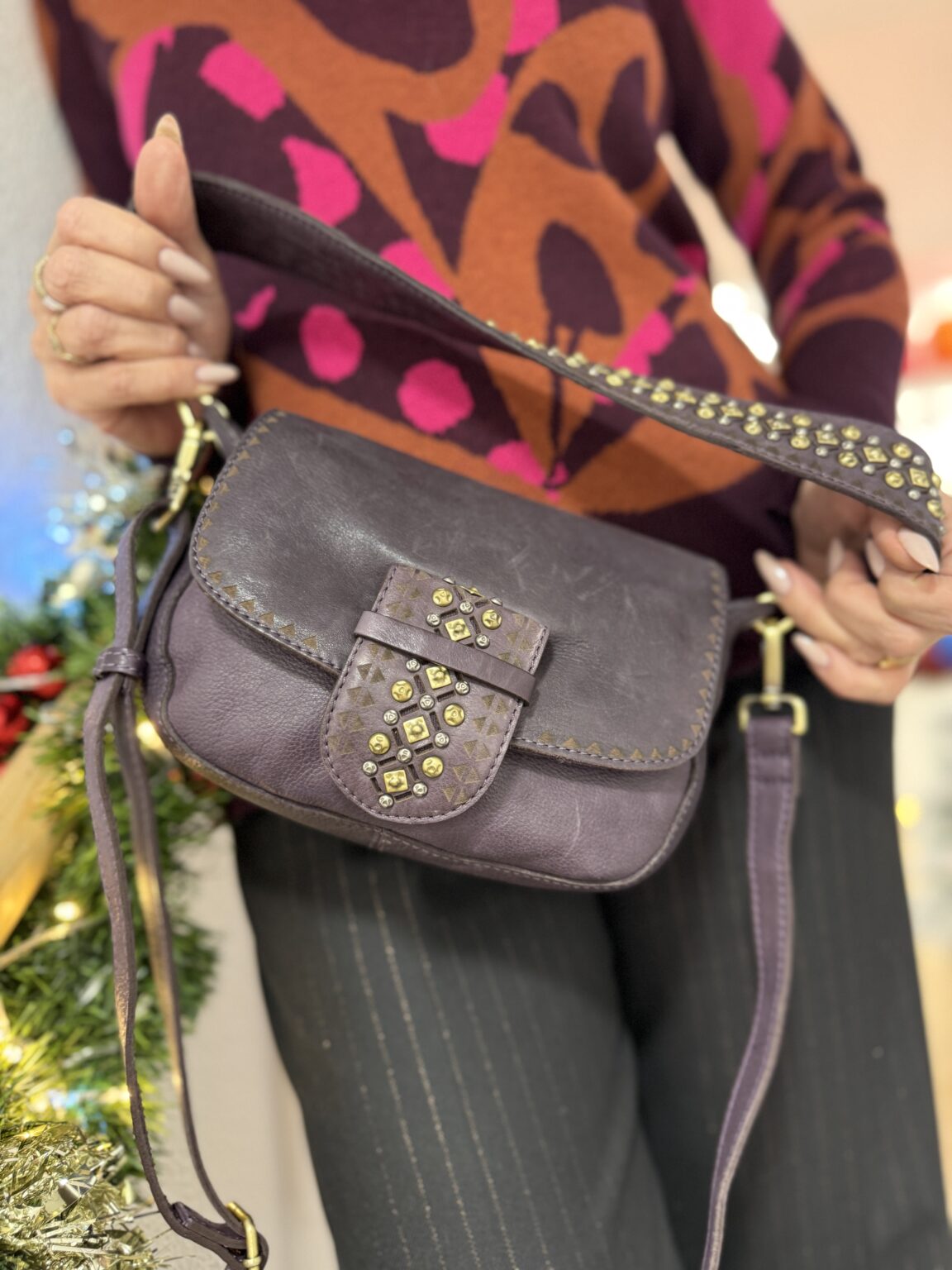 sac bandoulière en cuir avec rivet violet