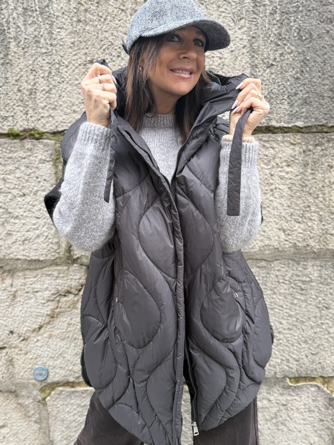 poncho doudoune longue matelassée à capuche sans manche noir