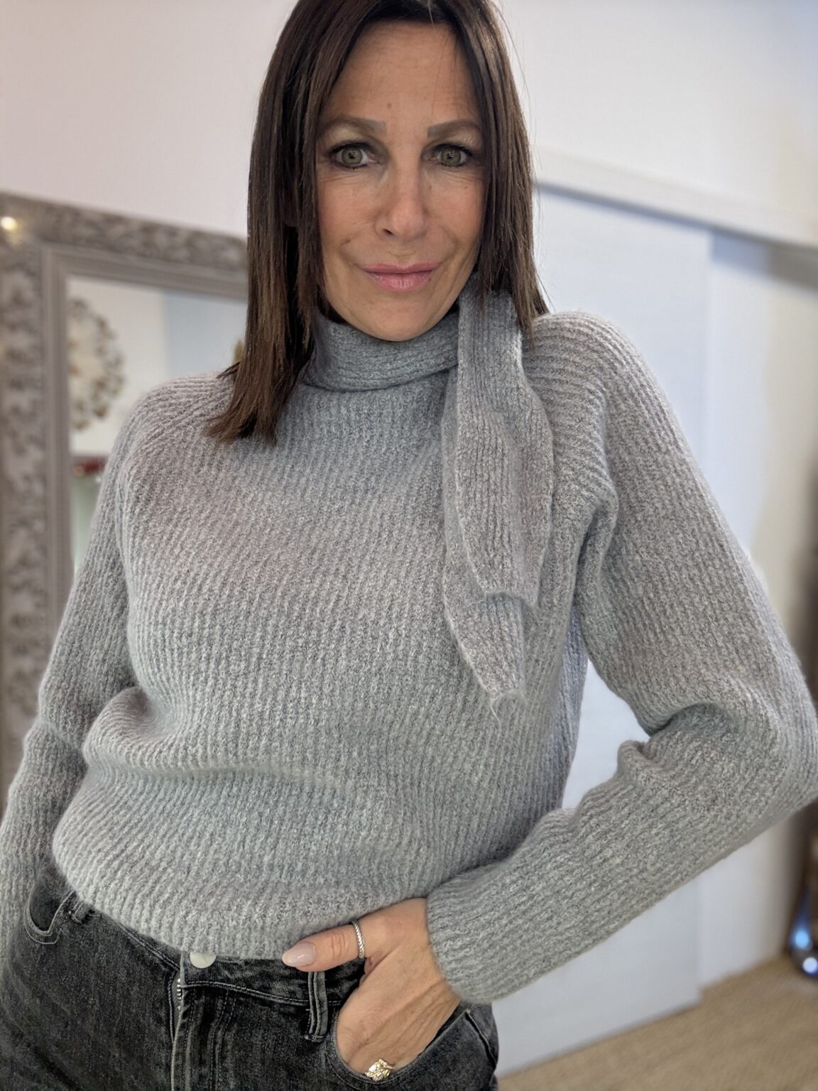 pull noué col écharpe gris