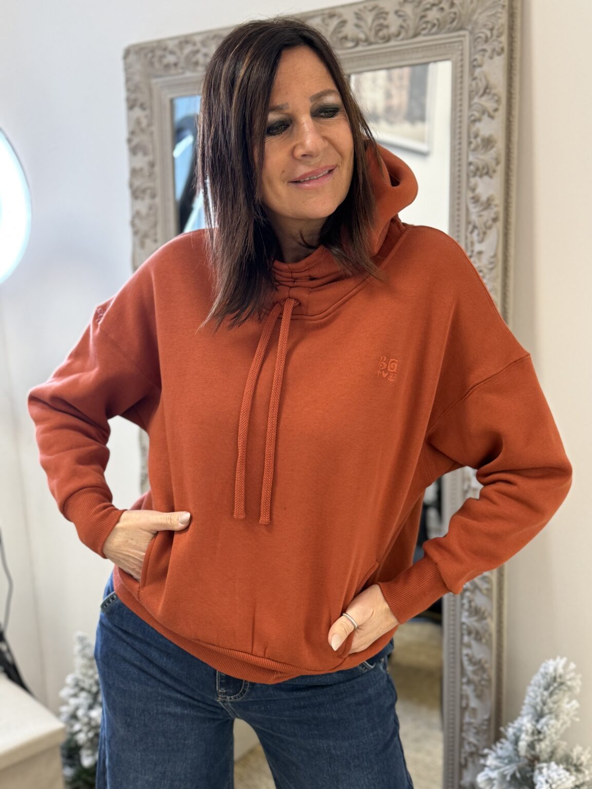 pull sweat gris détail noeud en strass